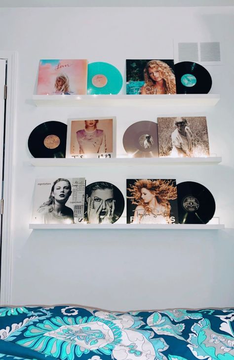 Vinyl On Wall, Taylor Swift Vinyl, Taylor Swift Cd, Taylor Swift Merchandise, Vinyl Display, Vinyl Aesthetic, Record Display, Crafts With Pictures, Taylor Swift Album