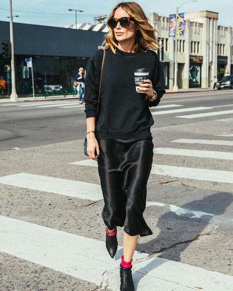 Black sweater + slip dress + ankle boots Slip Dress Outfit Ideas, Slip Dress Street Style, Winter Fashion Outfits Dressy, Vinter Mode Outfits, Casual Chique Stijl, Satin Skirt Outfit, Slip Dress Outfit, Outfit Ideas Winter, Winter Mode Outfits