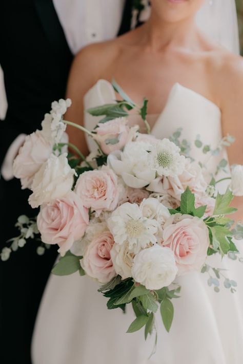 pink and white wedding bouquet Wedding Bouquets Spring, Pink White Wedding, Pretty Wedding Bouquet, Lilac Wedding Bouquet, Spring Wedding Ideas, Tulip Wedding, Pink And White Weddings, Light Pink Wedding, Bridal Bouquet Pink