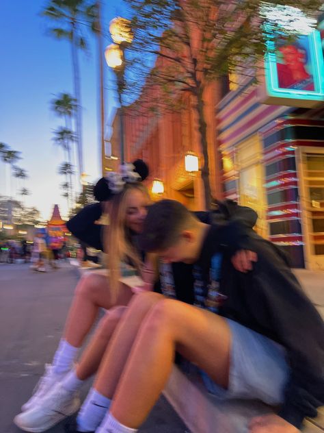 Disney World Couples In Disney, Couples Disney Photos, Hollywood Studios Couple Pictures, Couple At Disney, Cute Disney Couples, Disney Couple Aesthetic, Disney Couples Aesthetic, Disney Couple Photos, Couple Disney Pictures