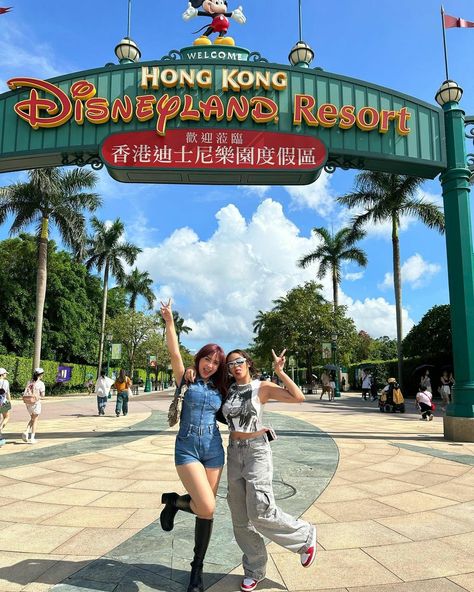 Hk Disneyland Photography, Hongkong Disneyland Poses, Disneyland Hongkong Photography, Hong Kong Disneyland Photography, Hongkong Disneyland Outfit Summer, Hongkong Picture Ideas, Hk Disneyland Outfit, Hong Kong Photo Ideas, Disneyland Hongkong Aesthetic