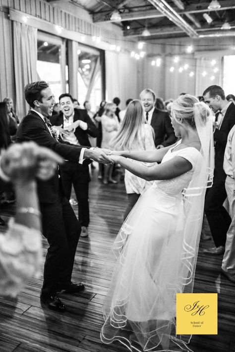 Wedding Reception Photography, Candid Wedding Photos, Wedding Photography Styles, Wedding Photography Packages, Wedding Photography Tips, Wedding Photos Poses, Candid Wedding Photography, Photo Couple, Wedding Photography Poses