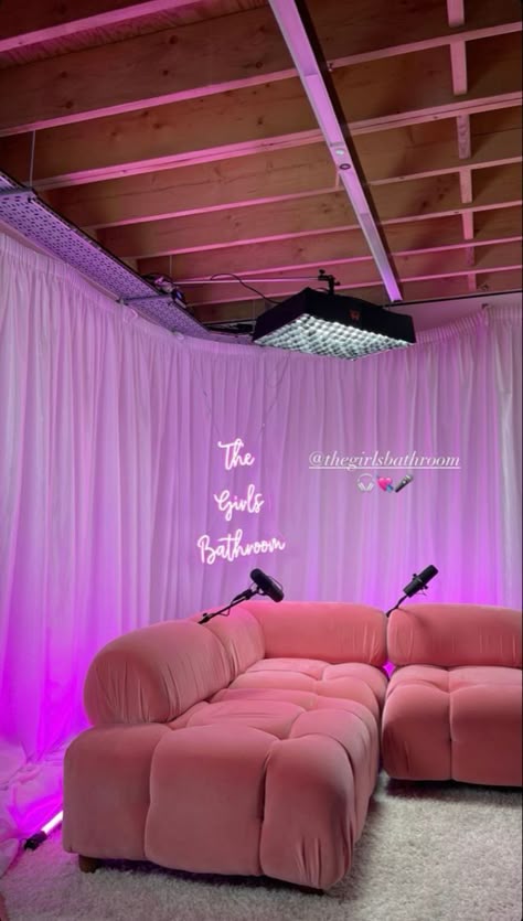 Room For Content Creator, Podcasts For Women Decor, Podcast Setting Aesthetic, Pink Podcast Setup, Youtube Recording Studio, Content Creator Room Aesthetic, Podcast Party Ideas, Living Room Podcast Setup, Couch Podcast Setup