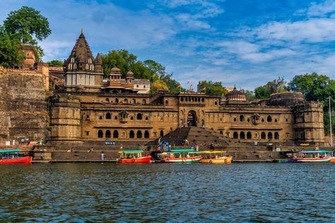 Landscape view of huge maheshwar fort or... | Premium Photo #Freepik #photo #indian-architecture #indian-palace #indian-heritage #india-tourism Narmada River, Landscape View, My Bucket List, Parasailing, Madhya Pradesh, Adventure Activities, Water Skiing, Break Out, Incredible India