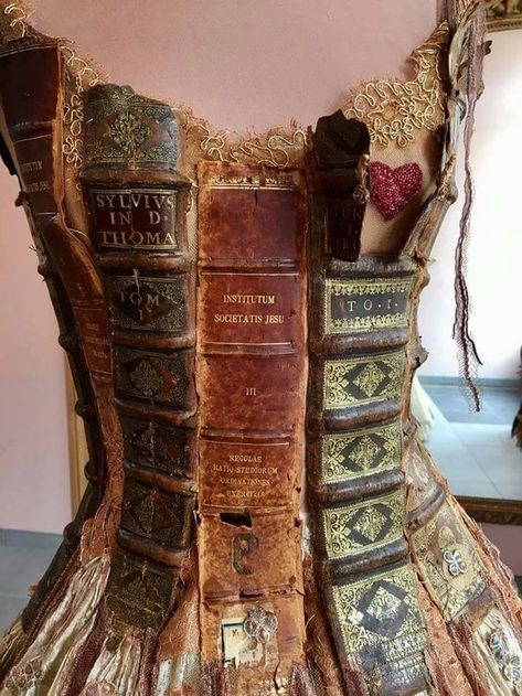 Dress made from book spines. Made by French designer Sylvie Facon. - fashion post - Imgur Moda Steampunk, Mode Steampunk, Steampunk Tendencies, Book Dress, Steampunk Ideas, Vintage Book Covers, 다크 판타지, Steampunk Costume, Steampunk Style