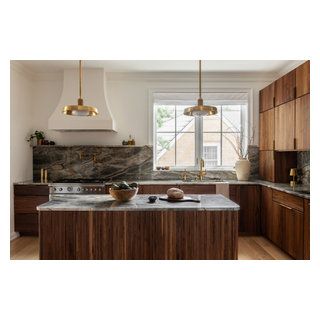 Palisades DC - Transitional - Kitchen - DC Metro - by Norton Interiors | Houzz Kitchen With Walnut Cabinets, Wood Grain Kitchen Cabinets, Bronze Hardware Kitchen, Backsplash Styles, Quartzite Backsplash, Quartzite Counters, 3d Kitchen Design, Gallery Kitchen, Phoenix Design