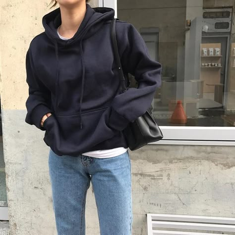 casual fall outfit black hoodie jeans Black Hoodie Outfit, Hoodie Outfit, Winter Mode, Mode Inspo, 가을 패션, Mode Inspiration, Jean Outfits, Black Hoodie, Fashion Inspo Outfits