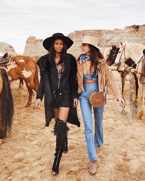 The 15 Freshest Ways to Wear a Bandana, According to Instagram via @WhoWhatWearUK Ways To Wear A Bandana, Bandana Outfit, Cowgirl Style Outfits, Modern Cowgirl, Fest Outfits, Wilde Westen, Looks Country, Western Style Outfits, Western Outfits Women