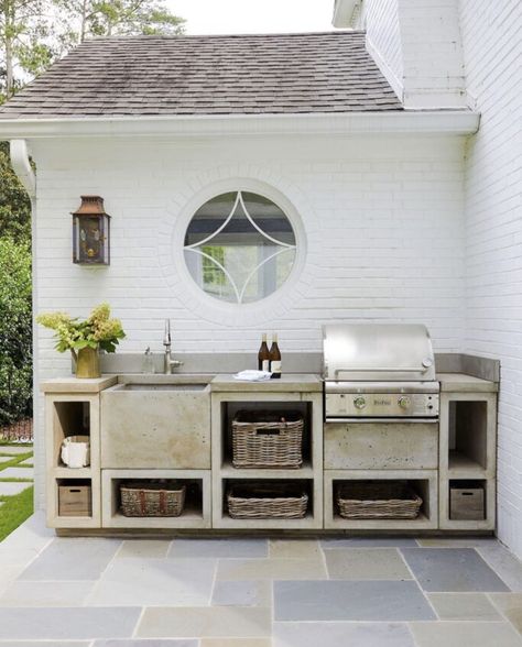 Simple Outdoor Kitchen, Small Outdoor Kitchens, Outdoor Grill Area, Outdoor Bbq Area, Kitchen Ikea, Outdoor Sinks, Grill Area, Built In Bbq, Outdoor Kitchen Ideas