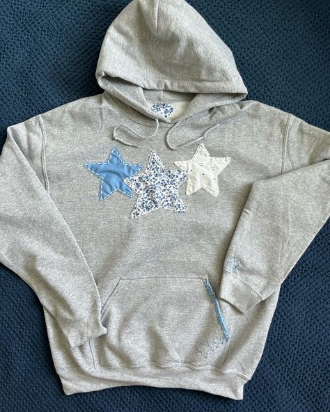 Patchwork Hoodie Tutorial, Stitch Work Hoodie, How Lucky Are We Sweatshirt Diy, Diy Star Sweatshirt, Diy Patch Sweatshirt Ideas, Hoodie Patches Diy, Stitched Hoodie Ideas, Star Hoodie Diy, Patchwork Embroidery Hoodie