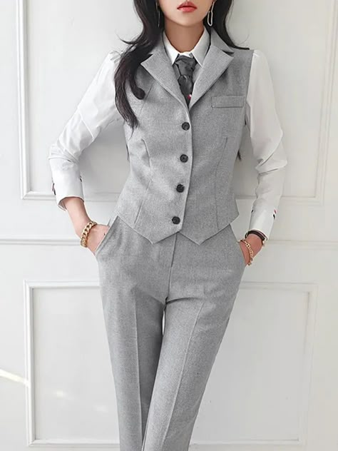 Office Outfit Accessories, Female Tailored Suit, Womens Two Piece Suit, Women In Suit Vest, Pantsuit Outfit Formal, Tuxedo Suit Women, Formal Evening Outfits For Women, Womens In Suits, Tuxedo Women Chic