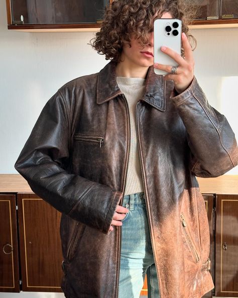 90s faded leather jacket 🤎 Dean Winchester Leather Jacket, Leather Jacket Aesthetic, Brown Leather Jacket Outfit, 90s Leather Jacket, Vintage Brown Leather Jacket, Jacket Aesthetic, Swap Meet, Texas Chainsaw, Leather Outerwear