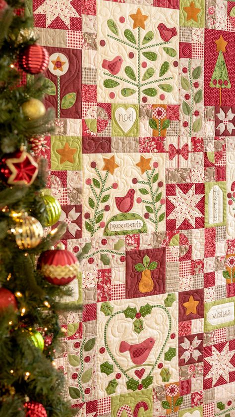 Quilting Projects Christmas, Applique Sewing Ideas, Xmas Quilt Patterns, Christmas Applique Quilts, Debbie Mumm Quilts Free Pattern, Pink Christmas Quilt, Free Christmas Quilt Blocks, Christmas Quilts Patterns, Sweetwater Quilts