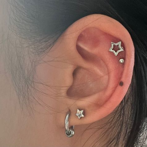 Second Lobe And Helix Piercing, Silver Double Ear Piercing, Two Lobe Earrings, Different Helix Piercings, Cool Helix Piercing, Earrings For Helix Piercing, Non Piercing Earrings, Two Earlobe Piercings, Piercings Ideas Ear