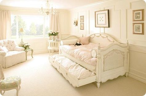 I absolutely adore this bedroom dressed in pink and white. I'm a big fan of daybeds and this one is beautiful. Shabby Chic Decorating, Muebles Shabby Chic, Styl Shabby Chic, Estilo Shabby Chic, Decor Shabby Chic, Shabby Chic Bedroom, Shabby Chic Bedrooms, Chic Living Room, Big Girl Rooms