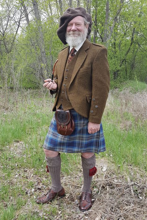 Country Outfits For Men, Kilt Pattern, Irish Kilt, Scottish Dress, Outlander Knitting, Scottish Clothing, Kilt Outfits, Manly Men, Scottish Fashion