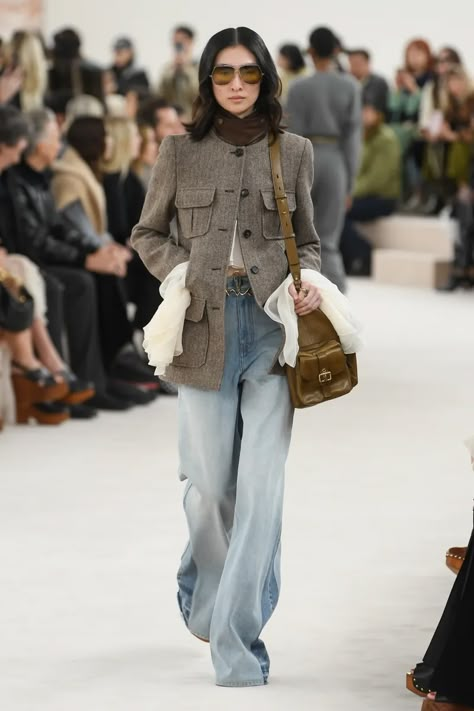 Chloé Fall 2024 Ready-to-Wear Runway, Fashion Show & Collection Review [PHOTOS] 2024 Clothes, Fashion Expression, Chloe Fashion, 2025 Spring, Fall Wardrobe Essentials, Fall 24, Wardrobe Inspiration, Runway Trends, Fashion 2024