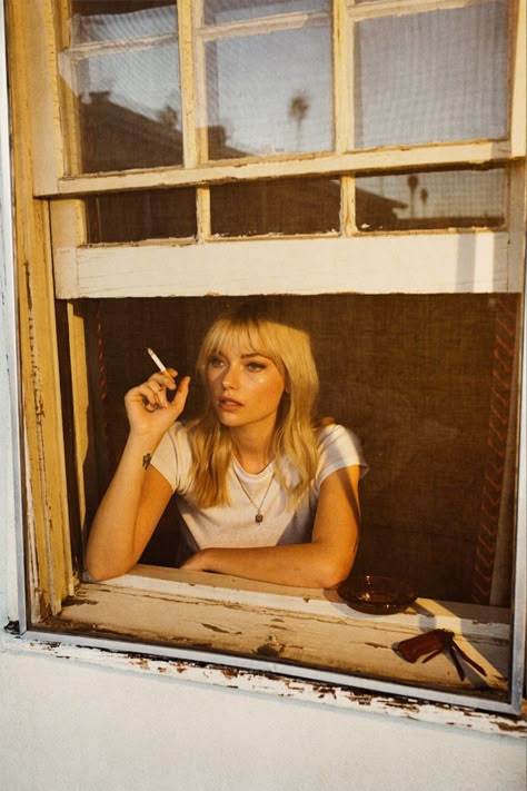 Holding a cigarette in hand, Farah Holt poses in a white t-shirt Desert Grunge, 70s Shoot, So It Goes, 70s Aesthetic, 70s Vibes, Daisy Jones, Retro Aesthetic, Photography Inspo, The 70s