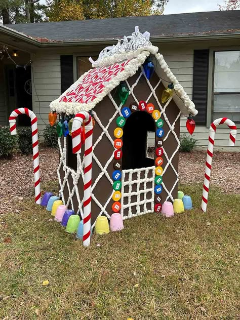 Outdoor Gingerbread House, Life Size Gingerbread House, Christmas Candyland, Gingerbread Diy, Gingerbread House Ideas, Christmas Feast, Gingerbread Christmas Decor, Gingerbread House Decorations, Gingerbread Decorations