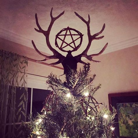 Handmade Stag and Pentacle Tree Topper with Handmade Ornaments Wood Wreaths, Yule Traditions, Yule Crafts, Ornaments Painted, Pagan Christmas, Yule Celebration, Winter Solstice Celebration, Yule Tree, Pagan Yule