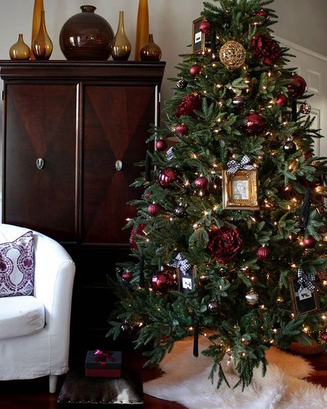 Looking back at last year's #christmastree to get ideas for this year... p.s. how realistic looking was my @kingofchristmas tree??! Loved it Burgundy Christmas Tree, Crismas Tree, Black Christmas Decorations, Fashion Christmas Tree, Burgundy Christmas, Christmas Tree Inspo, Christ Centered Christmas, Vintage Christmas Gifts, Christmas Decor Inspiration