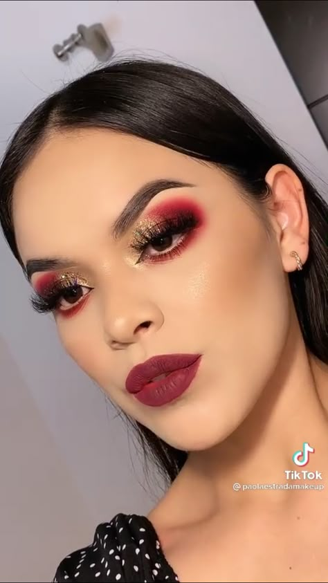 Wine And Gold Nails Acrylic, Red 15 Makeup, Brown And Red Makeup Looks, Red Eye Looks Eyeshadows, Makeup Ideas Red Eyeshadow, Red Quinceanera Makeup, Red Makeup Looks For Quince, Red And Gold Makeup Looks, Red And Silver Makeup