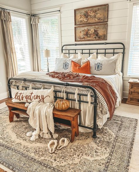 Country Couches, Bedroom Oasis, Fall Bedroom, Country Bedroom, Up House, Farmhouse Bedroom Decor, Spare Bedroom, Farmhouse Bedroom, Décor Diy