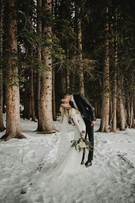 Winter Mountain Wedding, Nordic Wedding, Winter Wedding Outfits, Winter Wedding Photos, Snow Wedding, Winter Bouquet, Winter Wedding Colors, Winter Elopement, Essense Of Australia