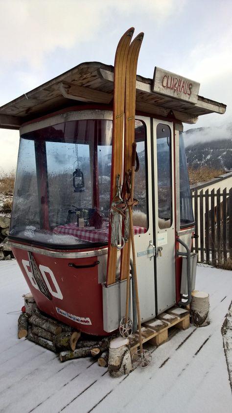 Small Ski Chalet, 80s Ski Lodge, Ski Lodge Aesthetic, Austria Skiing, Vintage Ski Lodge, Décor Ski, Ski Gondola, Ski Hut, Ski Bar