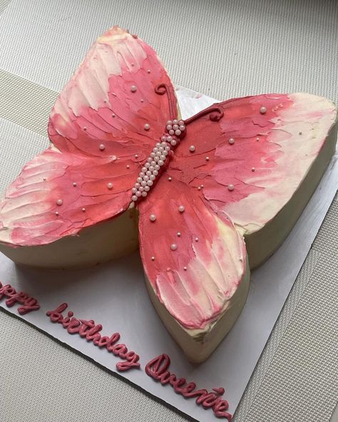 24 Butterfly Cake Ideas For A Stunning Birthday Party. - The Perfect Cake Idea Simple Butterfly Birthday Cake, Butterfly Shaped Cake Ideas, Butterfly Cake Aesthetic, Pink And Purple Butterfly Cake, Simple Kids Birthday Cake, Butterfly Cakes Ideas, Butterfly Birthday Cake Ideas, Picnic Cake Ideas, Butterfly Sheet Cake