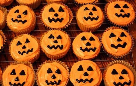 Halloween Torte, Pasteles Halloween, Postres Halloween, Dessert Halloween, Halloween Fest, Halloween Food Treats, Halloween Sweets, Halloween Baking, Halloween Goodies