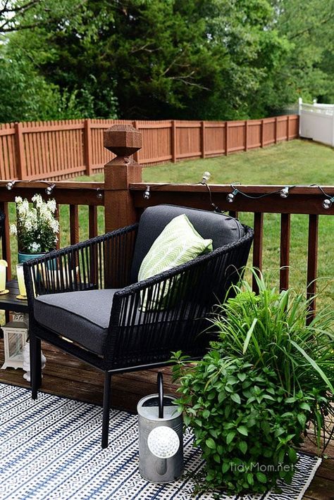 Maximize Outdoor Space Learn How to Decorate a Small Deck Deck Styling Outdoor, Small Backyard Decor, Garden Patio Designs, Design Patio Ideas, Small Deck Furniture, Deck Plants, Deck Furniture Layout, Small Porch Decorating, Outdoor Deck Decorating