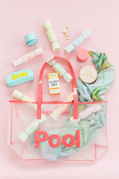 Pool Party Giveaways, Summer Giveaway Ideas, Destination Bachelorette Party Favors, Soiree Party, Bachelorette Pool Party, Bachelorette Party Destinations, Diy Retro, Summer Giveaway, Pool Bag