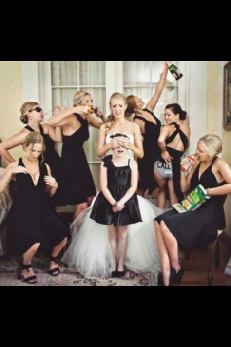 Must have funny bridesmaid picture; bridesmaids drinking, fondling, and flashing panties. Bridesmaid Pictures, Bridesmaid Funny, Creative Wedding Photo, Bridesmaids Photos, Creative Wedding Photography, Wedding Picture Ideas, Foto Tips, Bridal Party Photos, Wedding Pic