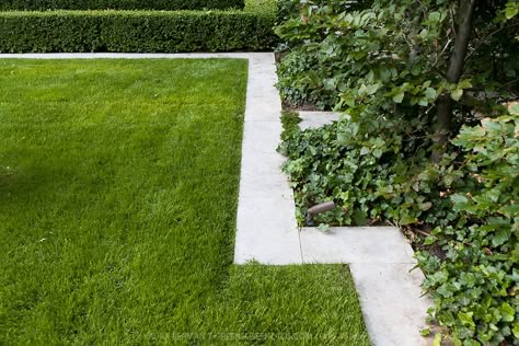 Flush stone edging between a planting bed and grass. Garden Edge, Small Backyard Garden Design, Stone Edging, Backyard Garden Layout, Small Backyard Gardens, Garden Farm, Landscape Edging, Front Landscaping, Farm Food