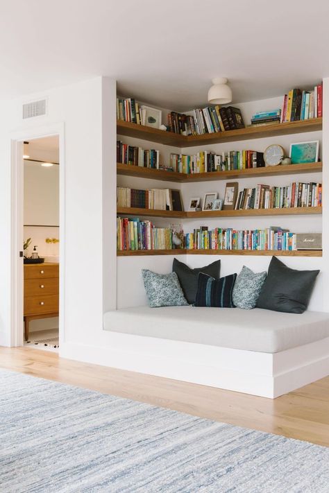 Corner Bookshelves, Built In Seating, Wall Bookshelves, Ideas Hogar, Bookshelves Diy, Diy Decorating, Diy Decorations, Home Library, Accent Chair