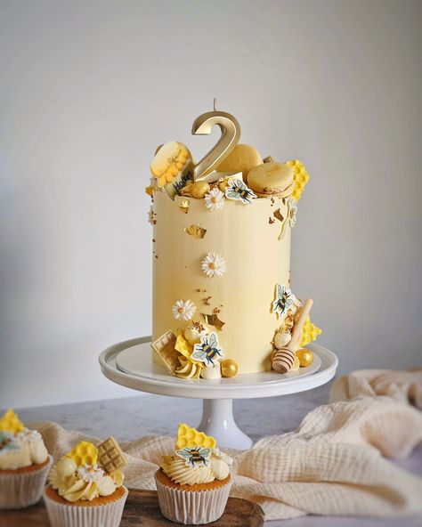 • 𝐁𝐥𝐨𝐞𝐦𝐞𝐭��𝐣𝐞𝐬 & 𝐛𝐢𝐣𝐭𝐣𝐞𝐬 • #bakingbusiness #baking #businessowner #patissier #flowers #bee #bees #golddetails #macarons #whitechocolate #callebaut #colourmill #golddetails #bakinginspiration #cakedecorating #cakepresentation #cakedesign #cakedecorator #sprinkles Bee Wedding Cake, Bee Wedding, Baking Business, Gold Details, White Chocolate, Macarons, Wedding Cake, Sprinkles, Wedding Cakes