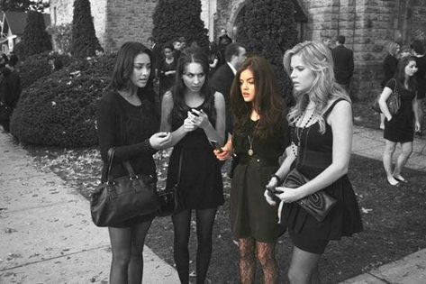 16 Inappropriate Outfits The Pretty Little Liars Wore To Funerals #refinery29 Pll Fall Aesthetic, Pretty Little Liars Aesthetic Outfits, Emily Fields Outfits, Rosewood Aesthetic, Pretty Little Liars Spencer, Pretty Little Liars Aesthetic, Pll Aesthetic, Pretty Little Liars Outfits, Pll Outfits