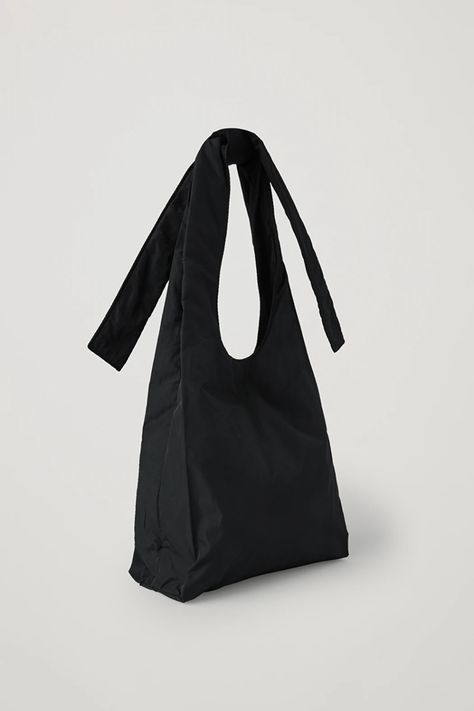 KNOTTED STRAP MINI SHOPPER - black - Bags - COS US Diy Cardigan, Navy Bag, Diy Bag Designs, Chalk Bags, Bow Bag, Roll Neck Jumpers, Jeans Bag, Carrie Bradshaw, Clutch Bags