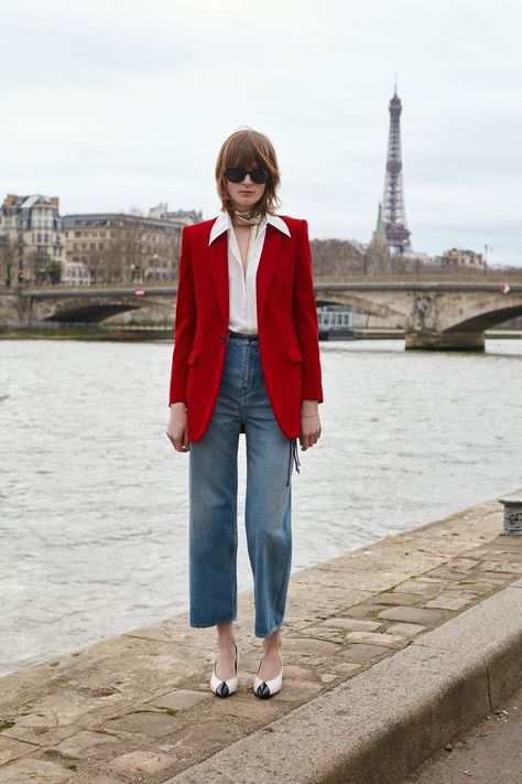 Saint Laurent Pre-Fall 2020 Fashion Show Collection: See the complete Saint Laurent Pre-Fall 2020 collection. Look 11 Red Jacket Outfit, Red Blazer Outfit, Blazer Outfits Casual, Looks Jeans, Blazer Outfit, Red Blazer, Red Outfit, Blazer Outfits, Looks Style