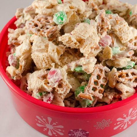 Reindeer Munch | "Easy and fun to make this snack with the kids." Reindeer Munch, Reindeer Snack, Sugar Coated Pecans, Handmade Sweets, Christmas Eve Appetizers, Best Christmas Appetizers, Sweat Treats, Xmas Treats, Festive Appetizers