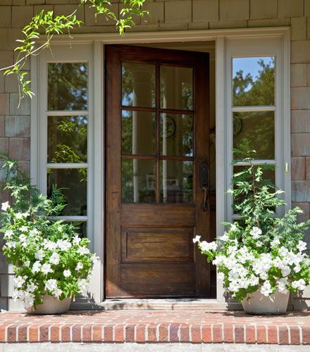 I would DIE for this front door and side lights! Beautiful Entrance, Front Door Inspiration, Beautiful Front Doors, Door Covers, Casa Country, Front Door Porch, Door Inspiration, Exterior Makeover, White Farmhouse