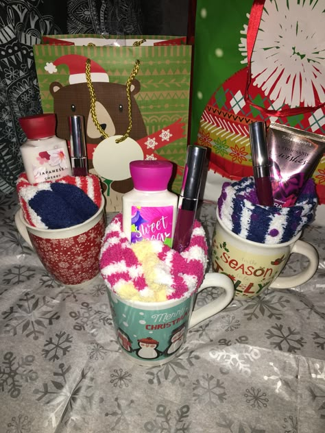 Cheap gifts for roommates/friends under $10 ! I love Christmas and giving to others so I decided to do this cute happy for my roomies. Each gift has $1 mug and $1 socks from dollar tree $4.80 color pop and $3.96 bath & body works mini lotion! Joululahjat Diy, Unique Christmas Gifts Diy, Diy Christmas Gifts For Friends, Basket Patterns, Christmas Gift Baskets Diy, Best Friend Christmas Gifts, Easy Diy Christmas Gifts, Christmas Friends, Cheap Christmas Gifts