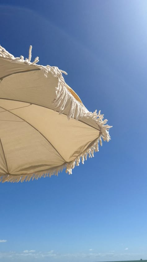 Aesthetic Beach Umbrella, Summer Umbrella Beach, Coconut Beach Aesthetic, Beach Aesthetic Story, Aesthetic Umbrella, Chanel Beach, Bali Aesthetic, History Instagram, Umbrella Beach