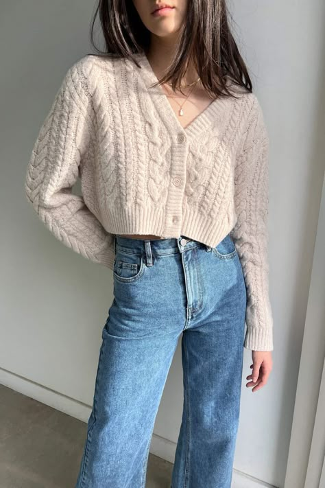 Aesthetic Knitted Cardigan, Cardigans Outfits Aesthetic, Outfits Con Sueter Beige, Cable Knit Cardigan Outfit, Knit Cardigan Outfits, Trendy Cardigan Outfit, Cardigans Aesthetic, Beige Cardigan Outfit, Cardigan Aesthetic