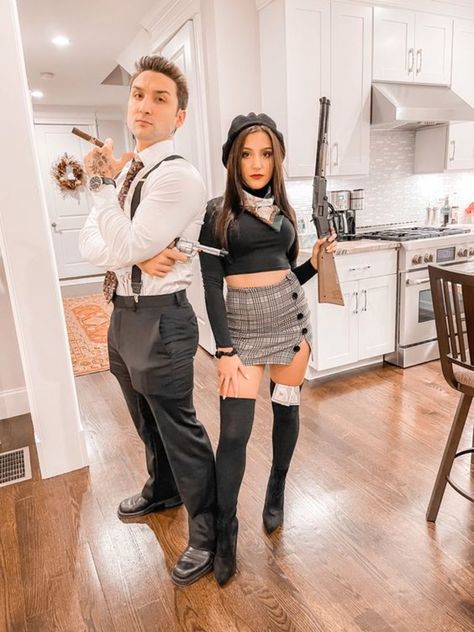 Couples Halloween Costume Bonnie And Clyde, Gangster Costume Couples, Couple Cute Halloween Costumes, 20s Couple Halloween Costumes, Gangster Halloween Costume Couple, Halloween Costume Outfits Couple, Bone And Clyde Costume, Diy Bonnie And Clyde Costume, Fantasia Bonnie Clyde