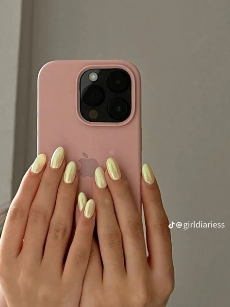 Light Nails Ideas Short, Glazed Yellow Nails, Summer 2024 Gel Nails, Nail Color Trends 2024 Summer, Trending Gel Nails 2024, Summer Nails Colors 2024, Trendy 2024 Nails, Nail Art 2024 Trends Summer, Trendy Nails 2024 Summer