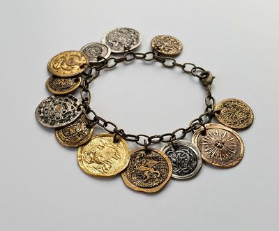 If you're planning a vintage wedding, or maybe an ancient Greek wedding, you'll adore this Ancient coins DIY Bracelet idea. You'll never believe the easy way to create these cute charms. Diy Bracelet Making, Button Bracelets, Trending Crafts, Stackable Necklaces, Button Ideas, Button Craft, Bracelets Vintage, Bijoux Fil Aluminium, Coin Art