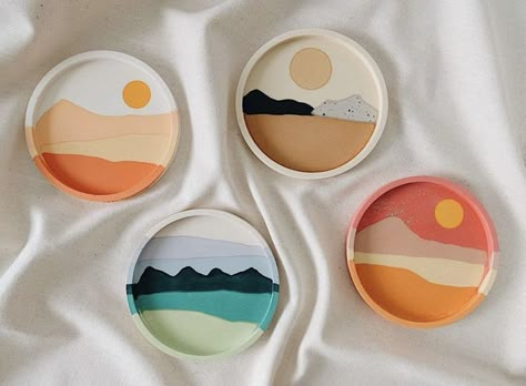 Diy Decorating Ideas For The Home, Pottery Painting Design Ideas, Air Dry Clay Coasters Diy, Pottery Designs Ideas, Coaster Painting Ideas, Clay Painting Ideas, Easy Clay Projects, Clay Designs Ideas, Coaster Painting