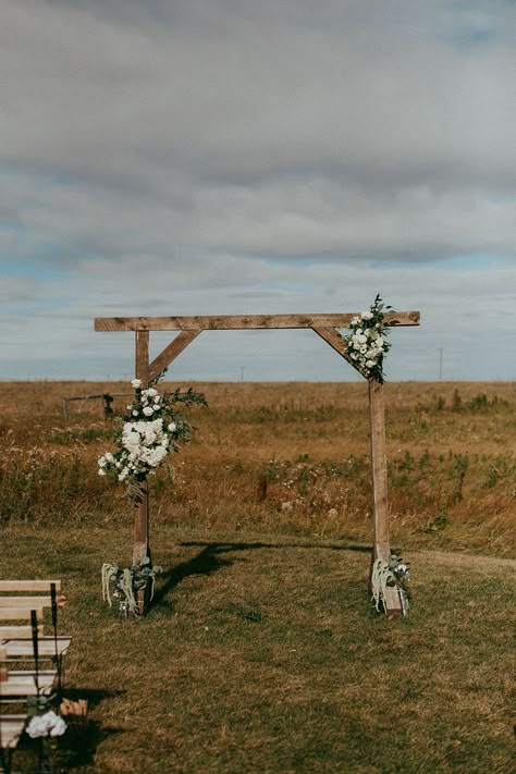 Field Decorations Outdoor Weddings, Octagon Arbor Wedding, Hay Field Wedding Ceremony, Farm Wedding Arch, Farm Field Wedding Ceremony, Prairie Wedding Ideas, Farm Wedding Simple, Country Field Wedding, Diy Field Wedding